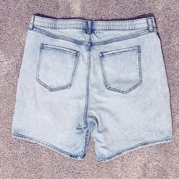 Torrid 5 Inch Mom Jean Premium Classic Denim Mid-Rise Short Size 14 - Picture 3 of 6